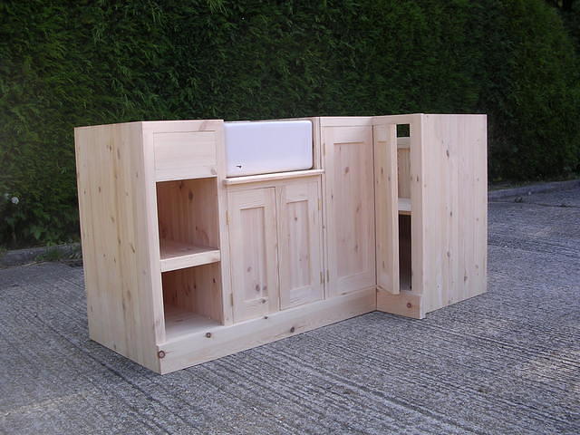 Belfast sink corner unit with bi-fold doors